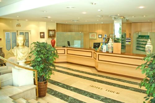 a waiting room with a bust of a person at Hotel Tibur in Zaragoza