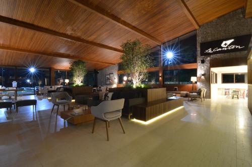 a lobby of a restaurant with tables and chairs at Village Le Canton in Teresópolis