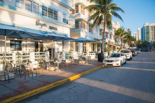 una calle con sillas y mesas y un edificio en Penguin Hotel en Miami Beach
