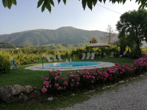 Vista generica sulle montagne o vista sulle montagne dall'interno dell'agriturismo