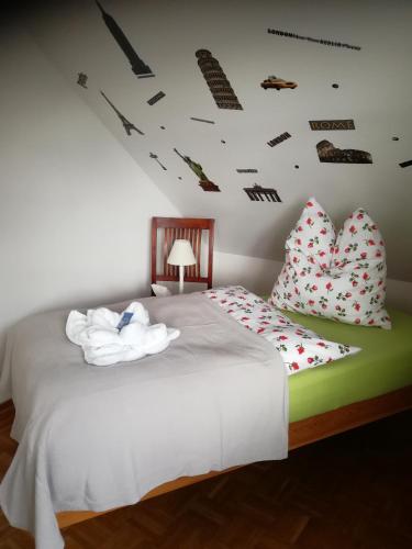 ein Schlafzimmer mit einem weißen Bett mit Kissen darauf in der Unterkunft Ferienwohnung "Zur Biene" in Winsen