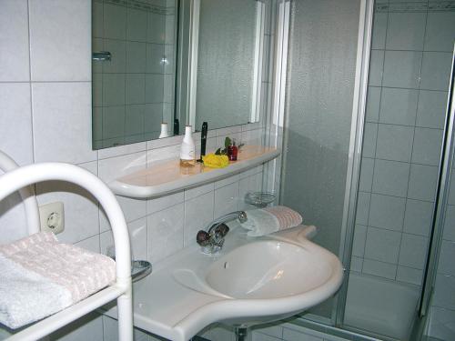 ein Bad mit einem Waschbecken und einer Dusche in der Unterkunft Landhaus Maria in Finkenberg