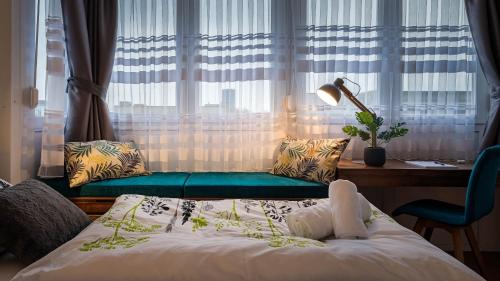 Ένα ή περισσότερα κρεβάτια σε δωμάτιο στο UrbanApartment in CENTER #FREEPARKING #COZY