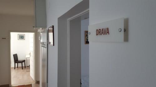 a hallway with a door to a dining room at Apartmani Ana in Szlatina