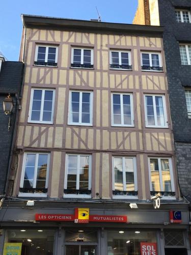 オンフルールにあるSur les Toits de Honfleurの大きな建物