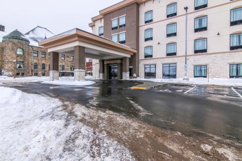 an empty parking lot in front of a building at Cobblestone Inn & Suites - Menomonie/UW-Stout in Menomonie