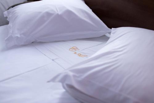 a white envelope sitting on top of a bed at Casa das Andorinhas in Ponte de Lima