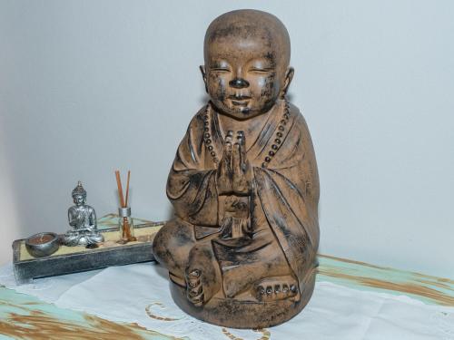 a statue of a monk sitting on a table at Casa das Andorinhas in Ponte de Lima