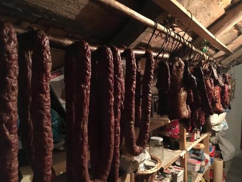 eine Reihe von Würstchen hängen auf einem Gestell in der Unterkunft Pensiunea Casa Anca in Agapia