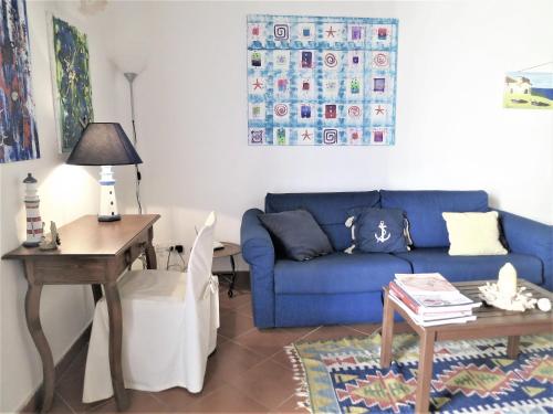 a living room with a blue couch and a table at La Casa Delle Fate in Siracusa