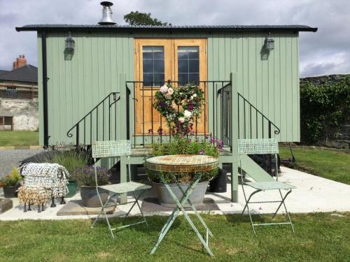 Gallery image of Storws Y Gorlan Shepherd's Hut in Valley