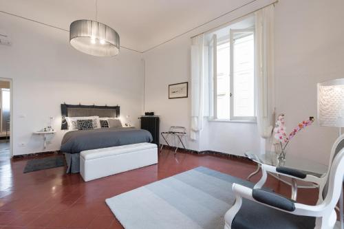 ein weißes Schlafzimmer mit einem Bett und einem Glastisch in der Unterkunft Old Bridge: historical and chic apartment in Florenz