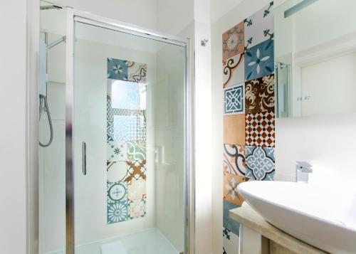 W łazience znajduje się prysznic i umywalka. w obiekcie Tyndale B&B Torquay w mieście Torquay