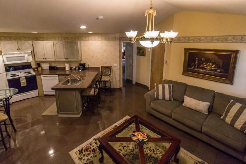 uma sala de estar e cozinha com um sofá e uma mesa em Grass Valley Courtyard Suites em Grass Valley
