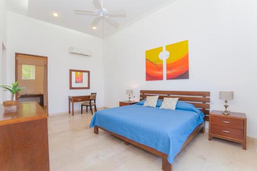 um quarto com uma cama, uma secretária e uma mesa em Mansiones Cruz del Mar em Santa Cruz, Huatulco
