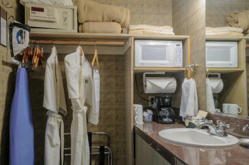 a bathroom with a sink and a counter with towels at Grass Valley Courtyard Suites in Grass Valley