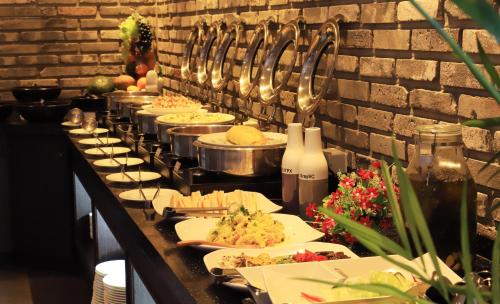 una linea di buffet con piatti di cibo sopra di Y Resort Jeju a Seogwipo