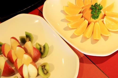 un piatto bianco con frutta su un tavolo di Y Resort Jeju a Seogwipo