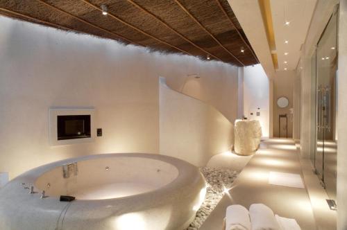 uma casa de banho com uma grande banheira num quarto em I DO Motel em Taoyuan