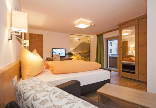 una habitación de hotel con una cama y una mesa y una habitación en Gasthof Venetrast, en Imsterberg