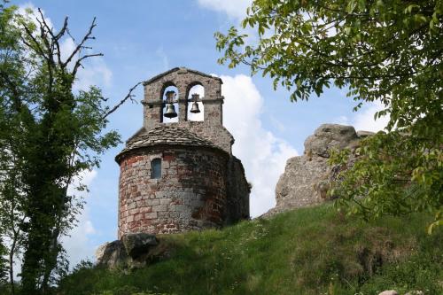 an old tower on top of a hill at La Vieille Auberge in Saint-Privat-dʼAllier