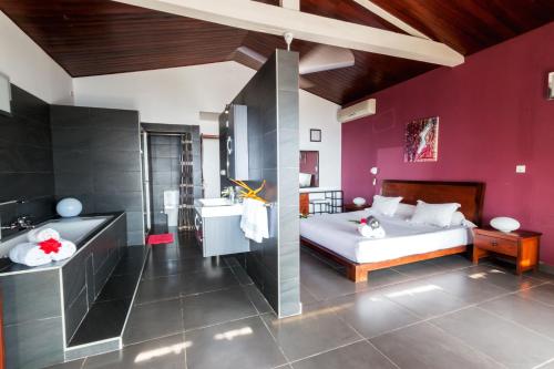 Postel nebo postele na pokoji v ubytování Hôtel Villa Les Orchidées