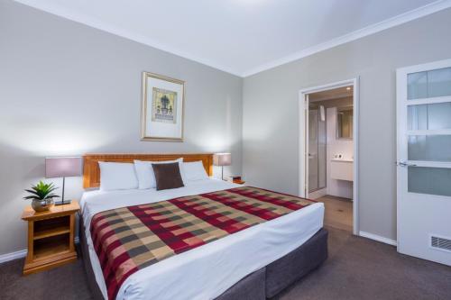 מיטה או מיטות בחדר ב-Mont Clare Boutique Apartments