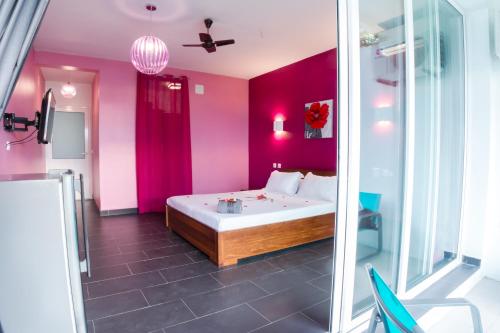Postel nebo postele na pokoji v ubytování Hôtel Villa Les Orchidées