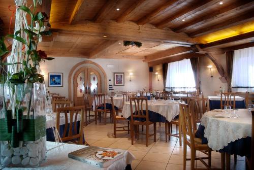 カナーレ・ダーゴルドにあるAlbergo Ristorante Alle Codoleのテーブルと椅子が備わるレストラン