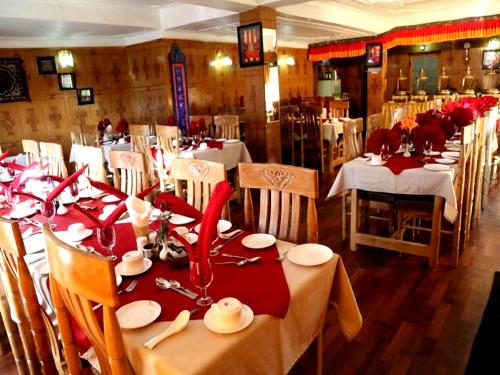 En restaurant eller et andet spisested på Hotel Royal Palace - Leh