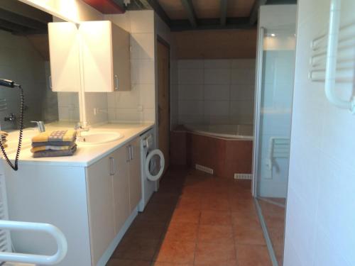 a bathroom with a sink and a toilet and a tub at Feriendorf Klosterheide in Lindow