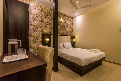 Postel nebo postele na pokoji v ubytování Hotel atlas grand andheri midc