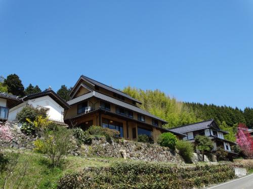 uma casa ao lado de uma montanha em Aunsanbo em Misakicho