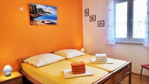 1 dormitorio con 2 camas y toallas. en Apartments Mandaric, en Trogir