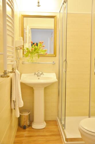 a bathroom with a sink and a shower at Pałac Zegrzyński in Zegrze