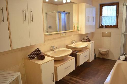 Gotteszell的住宿－FEWO-Kramheller-Gotteszell，一间带两个盥洗盆和卫生间的浴室