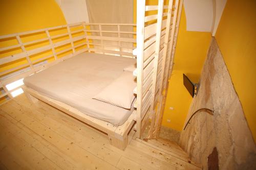 a bunk bed in a room with yellow walls at CurteCurta in Trepuzzi