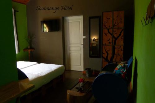 Una cama o camas en una habitación de SOUIMANGA-HOTEL