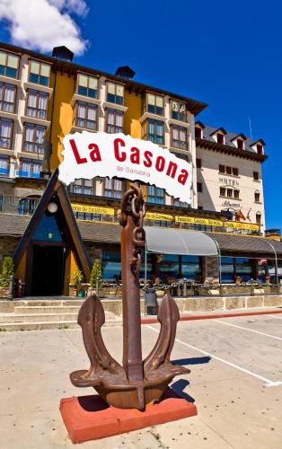 a statue in front of a building with a hotel at Hotel Gran Casona de Sanabria in Puebla de Sanabria