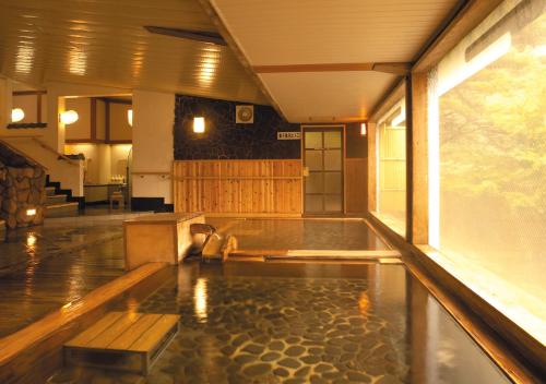 pokój z basenem z wodą na podłodze w obiekcie Kinugawa Park Hotels w mieście Nikko