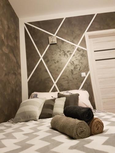 ein Schlafzimmer mit einem großen Bett mit einer Wand in der Unterkunft Apartament Nowe Maniowy in Maniowy