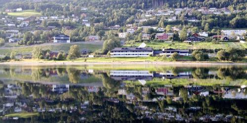 eine kleine Stadt am Ufer eines Sees in der Unterkunft Voss Vandrarheim Hostel in Vossevangen