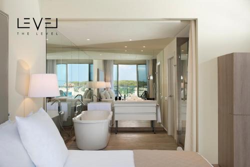 Ένα ή περισσότερα κρεβάτια σε δωμάτιο στο Meliá Cala Galdana