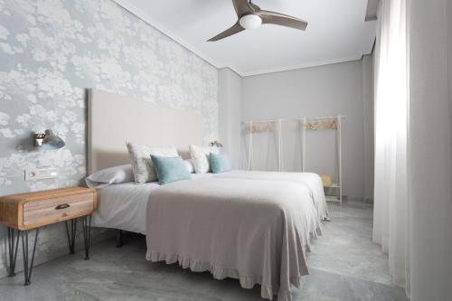 a bedroom with a bed and a ceiling fan at Casa Viana in Córdoba
