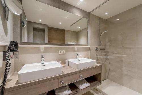 a bathroom with two sinks and a shower at Top Apart Gaislachkogl in Sölden