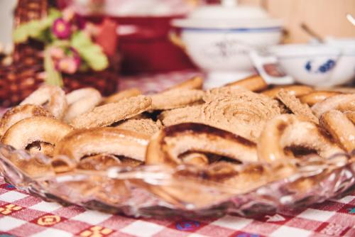 a glass dish of bread on a table at La Crestolina in Ala di Stura
