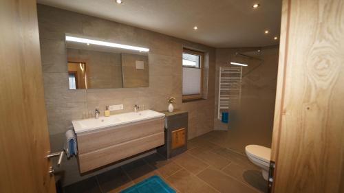 La salle de bains est pourvue d'un lavabo et de toilettes. dans l'établissement Apartment Hanna, à Ramsau im Zillertal