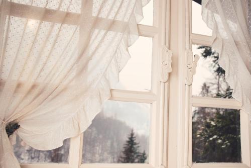 a window with a view of a snowy mountain at La Crestolina in Ala di Stura
