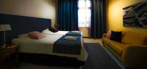 カウハバにあるLentoHotelliのベッドルーム(大型ベッド1台、ソファ付)