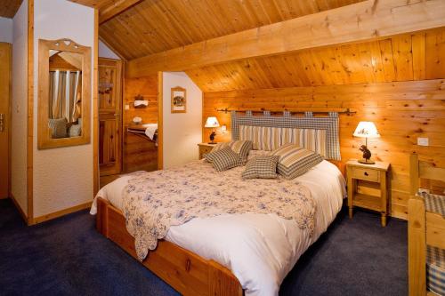 Un pat sau paturi într-o cameră la Le Chalet d'en Hô